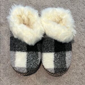 NWT Ruggine Buffalo Plaid Faux Fur Slipper Socks small/medium